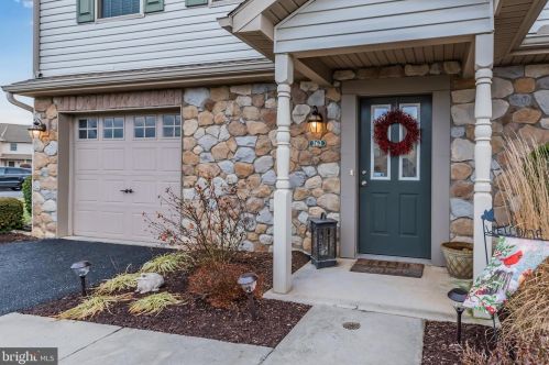 262 Melbourne Ln, Navy Sup Dpt PA  17055-6674 exterior