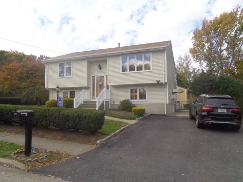 141 Eastgate Dr, Warwick, RI 02886-1272