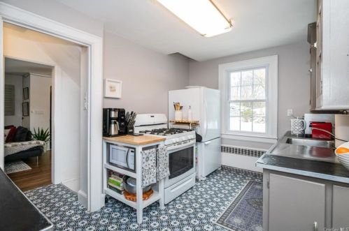 77 Kewanee Rd, New Rochelle NY  10804-1301 exterior