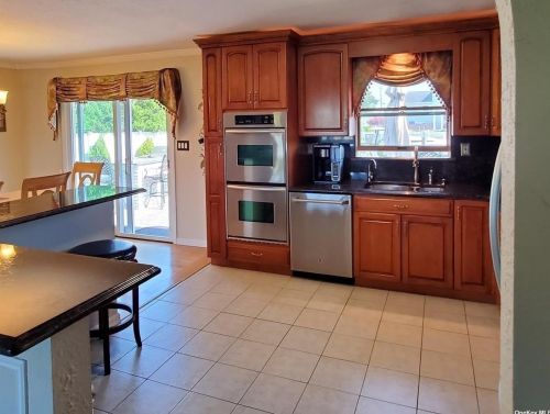 512 Avon Pl, West Islip NY  11795-4702 exterior
