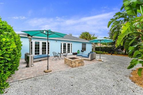 247 Stanhope Cir, Naples FL 34104-0810 exterior