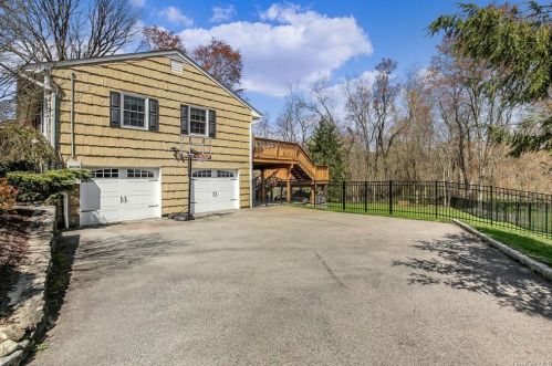 5 Briarwood Ln, Pleasantville, NY 10570-3507