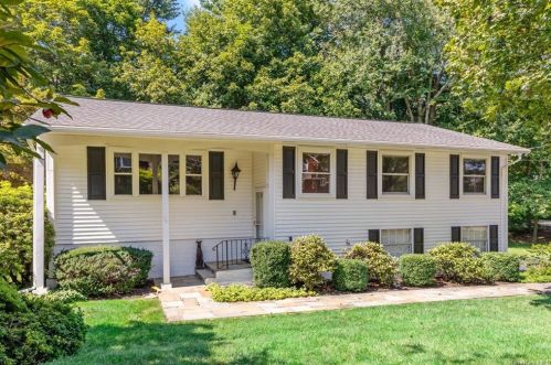 10 White Birch Dr, Crotonville NY  10562-2521 exterior