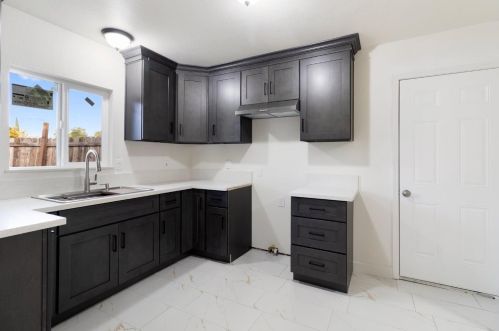 449 Pine St, Modesto CA  95351-2552 exterior