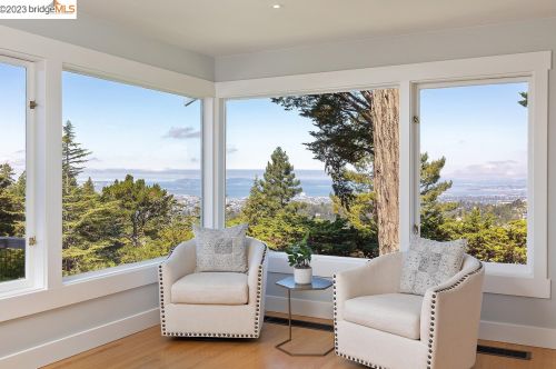 6361 Ascot Dr, Oakland CA 94611-1710 exterior