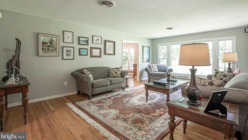 932 Queens Dr, Yardley PA  19067-4528 exterior