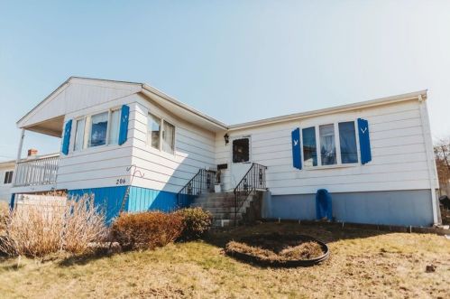 206 Maple Ave, Middletown RI  02842-4887 exterior