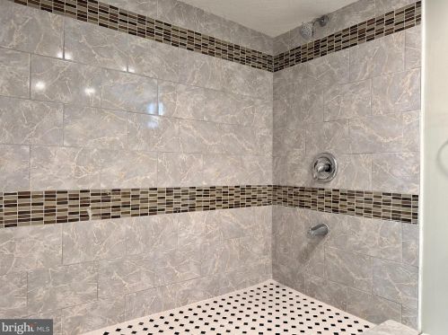 6156 Lindbergh Blvd, Philadelphia PA 19153-3018 exterior