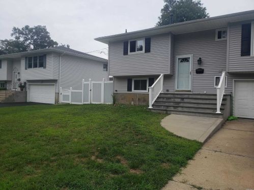 468 Silver St, Babylon, NY 11704-4010