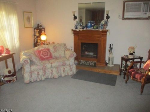 42 Thornton Dr, Paterson, NJ 07508-2830