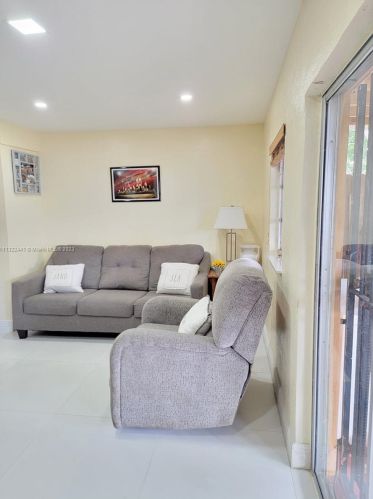 17 Suffolk Ave, Hialeah FL  33010-5035 exterior