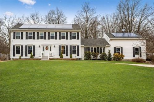 5 Mountainview Dr, Camp Bell Hall, NY 10916-2905