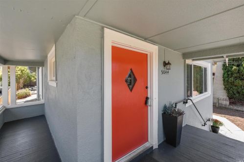 5044 Fairfax Ave, Oakland CA 94601-5811 exterior