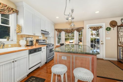 7 Sunken Meadow Rd, Northport NY  11768-2718 exterior