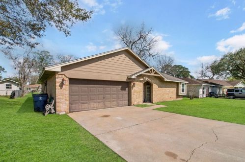 1405 Rev Swinney St, West Columbia, TX 77486-3735