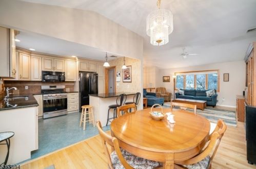 16 Dodd Ter, Verona NJ  07044-1718 exterior