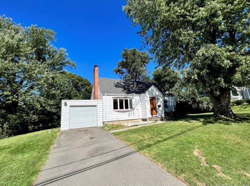 6 Catherine Ct, Milford, CT 06460-7524