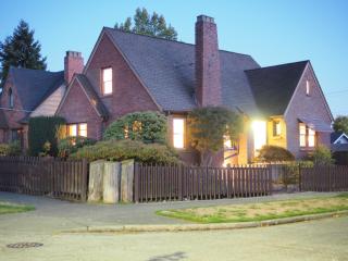 8016 8 Ave, Seattle WA  98106-2127 exterior