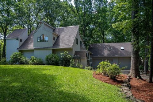 258 Shore Dr, Salem NH  03079-1694 exterior