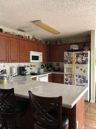 7681 166th Ter, Hialeah FL  33015-4153 exterior