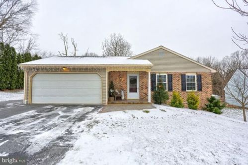 951 Daniel Dr, Schoeneck, PA 17578-9614