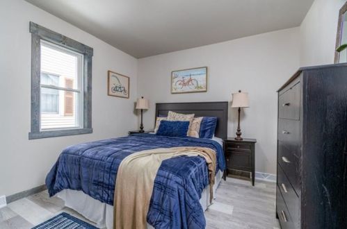 602 New Castle St, Zelienople PA  16063-1049 exterior