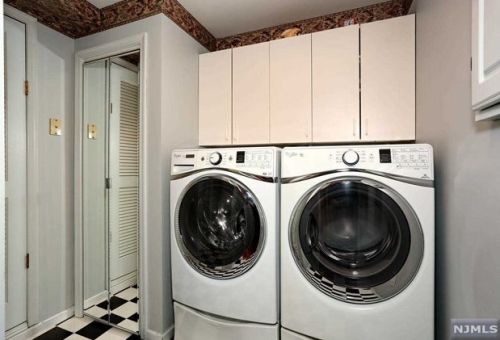 19 Elmhurst St, Elmwood Park NJ  07407-1320 exterior