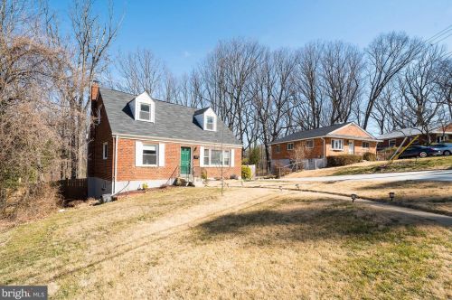 6472 Oakwood Dr, Falls Church, VA 22041-1202