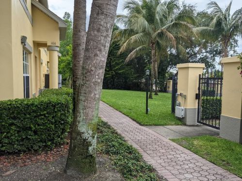 106 Coquina Bay Dr, Saint Petersburg, FL 33705-6444