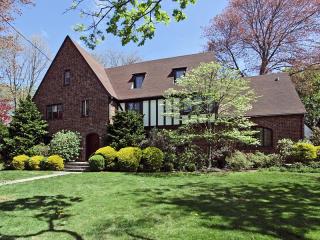 31 Flint Ave, Larchmont, NY 10538-3807