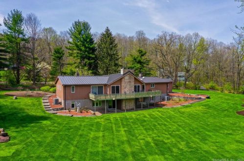 9 Stuart Dr, Bloomfield CT 06002-1524 exterior