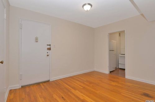 8401 Main St, Jamaica, NY 11435-1722