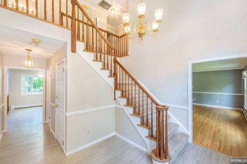 2 Sparrowbush Rd, Mahwah NJ  07430-1525 exterior