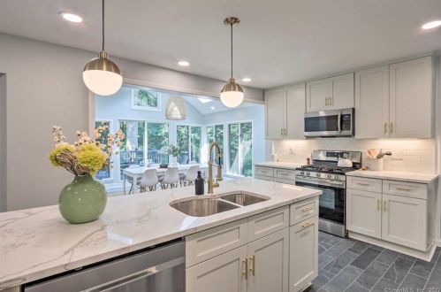 8 Tulip Tree Ln, Norwalk CT  06851-1409 exterior