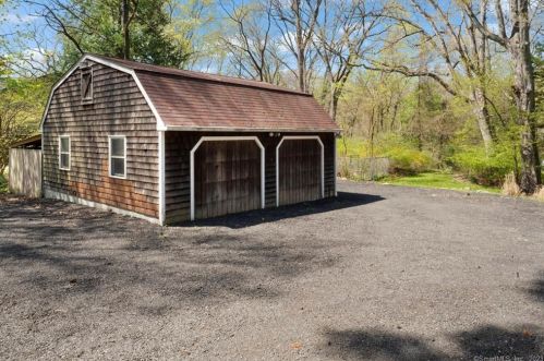 588 Webbs Hill Rd, Stamford CT  06903-3931 exterior