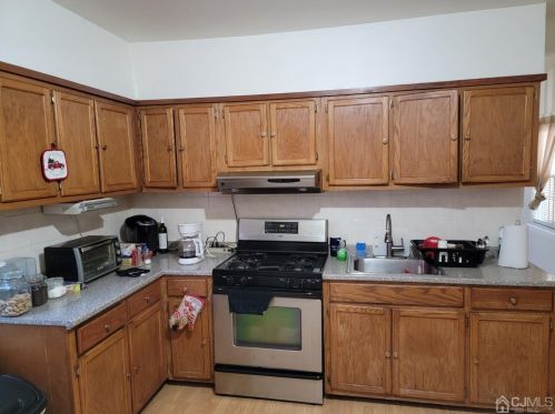 655 Johnstone St, Perth Amboy, NJ 08861-2757