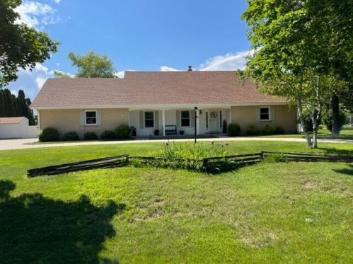 11313 Country View Dr, Thiensville, WI 53092-2153
