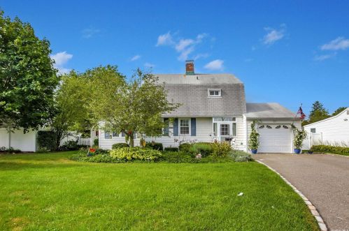 177 Lexington St, Westbury, NY 11590-2939