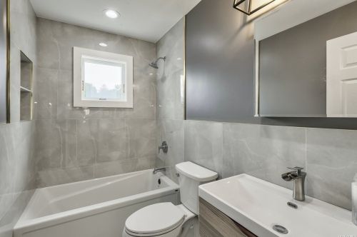 15 Mead Ln, Westbury NY  11590-6303 exterior