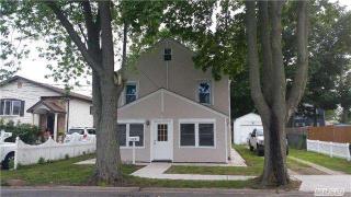 125 Cabota Ave, Copiague, NY 11726-2304