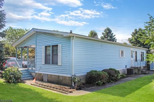 7 Dawn Dr, Belvidere NJ  07823-2844 exterior