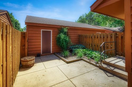 3253 Evergreen Dr, Saint Paul, MN 55121-1771