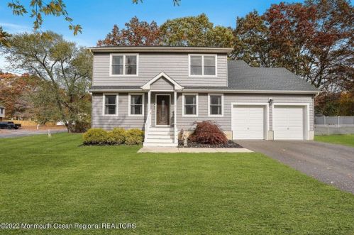 1 Widgeon Dr, Berkeley Township, NJ 08721-1917