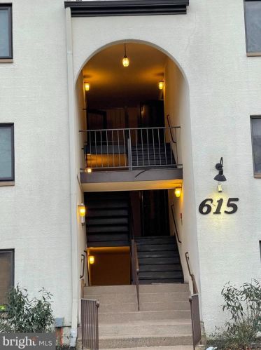 615 Center St, Herndon, VA 20170-5011