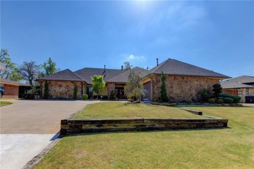 2021 Edinburg Dr, Yukon, OK 73099-7834