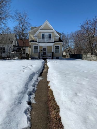 2911 6th St, Milwaukee, WI 53215-3927