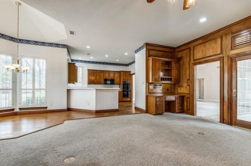 2401 Creekside Cir, Irving TX 75063-3355 exterior