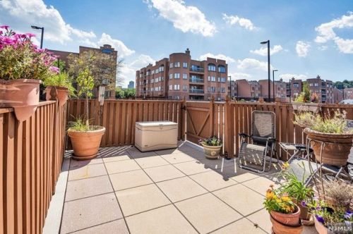 315 Livingston Ct, Edgewater, NJ 07020-1611