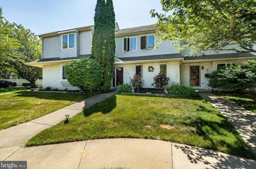 102 Pinebrooke Cir, Downingtown, PA 19335-4907