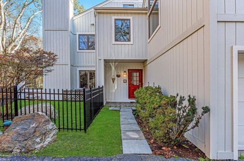 46 Merriland Rd, Stamford CT  06903-1717 exterior